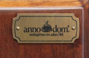 Vitrinenschrank