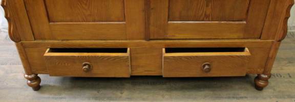 Dielenschrank
