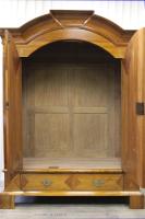 Barocker Giebelschrank