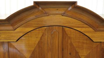 Barocker Giebelschrank