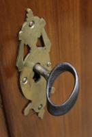 Barocker Giebelschrank