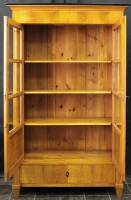 Vitrinenschrank