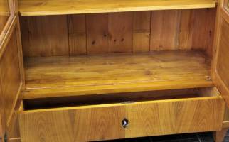 Vitrinenschrank