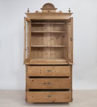 Aufsatzkommode mit aufwändiger Krone