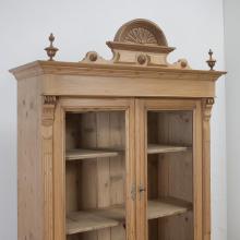 Aufsatzkommode mit aufwändiger Krone