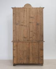 Aufsatzkommode mit aufwändiger Krone