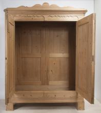 Biedermeier-Hallenschrank mit Lederbeschlägen