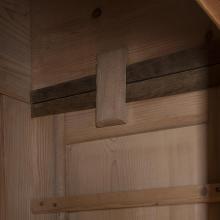 Biedermeier-Hallenschrank mit Lederbeschlägen