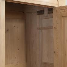 Biedermeier-Hallenschrank mit Lederbeschlägen