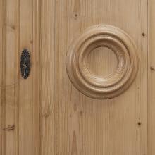 Biedermeier-Hallenschrank mit Lederbeschlägen