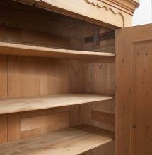 Gutshaus Kleider / Wäscheschrank