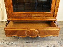 Vitrinenschrank