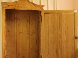 Schrank im Louis Philippe Stil