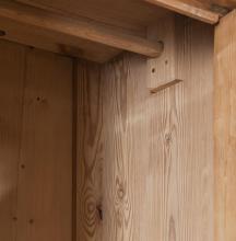 Kleiderschrank mit Schublade