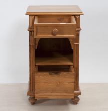 Kleiner Schrank mit einer Box und Schublade