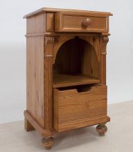 Kleiner Schrank mit einer Box und Schublade