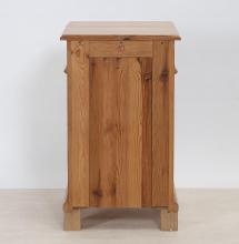 Kleiner Schrank mit einer Box und Schublade