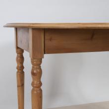 Runder Tisch mit gedrechselten Beinen