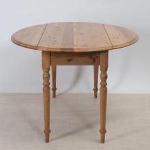 Runder Tisch mit gedrechselten Beinen
