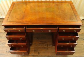 Schreibtisch (H555)