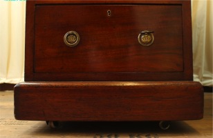 Schreibtisch (H555)