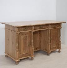 Schreibtisch dreitürig mit 3 Schubladen