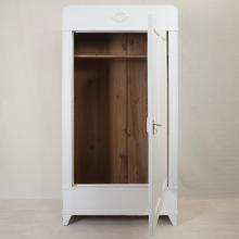 Kleiderschrank mit Stange