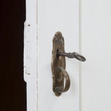 Kleiderschrank mit Stange