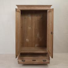 Kleiderschrank mit Stange