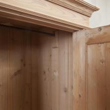 Kleiderschrank mit Stange