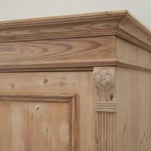 Kleiderschrank mit Stange