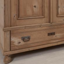 Kleiderschrank mit Stange