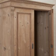 Kleiderschrank mit Stange