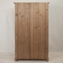 Kleiderschrank mit Stange