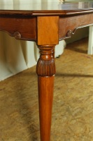 Tisch im antiken Stil (J549)