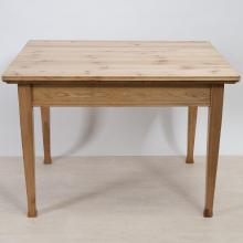 Schlichter Kieferntisch