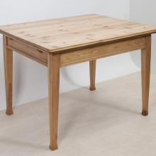 Schlichter Kieferntisch