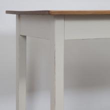 Tisch mit weissem Untergestell