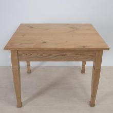 Tisch mit Ansteckplatten