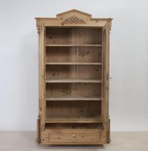 Vitrinenschrank mit Krone
