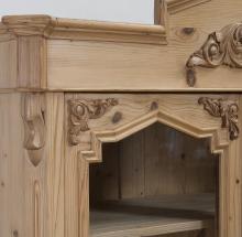 Vitrinenschrank mit Krone