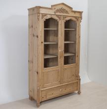 Vitrinenschrank mit Krone
