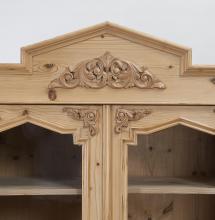Vitrinenschrank mit Krone