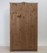 Vitrinenschrank mit Krone