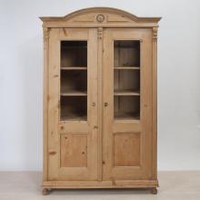vitrinenschrank-mit-krone-louis-phillipe-fichte-vi-3812