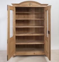Vitrinenschrank mit Krone