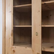 Vitrinenschrank mit Krone
