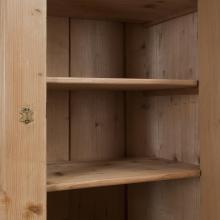 Vitrinenschrank mit Krone