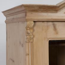 Vitrinenschrank mit Krone