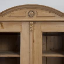 Vitrinenschrank mit Krone